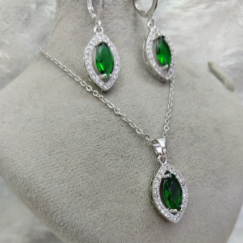 نیم ست طرح برگ نگین سبز و قرمز